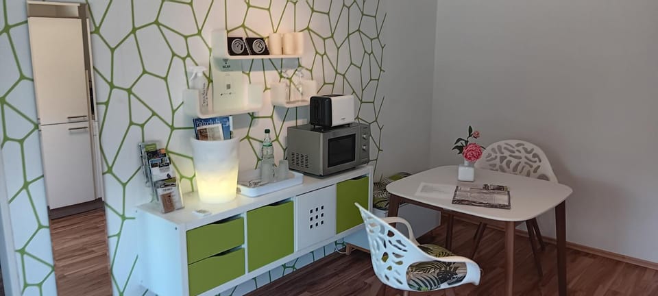 Kitchen or kitchenette, Seating area, toaster