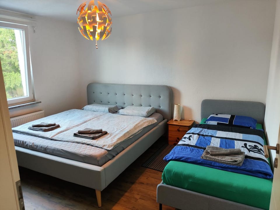Bed, Bedroom, towels