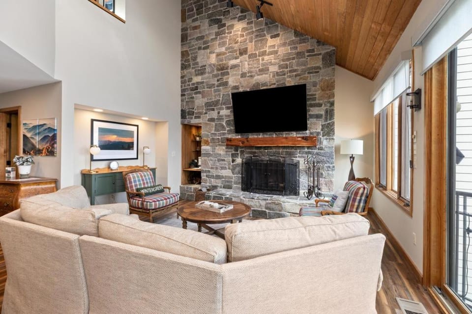 Vistas 82 with Wintergreen Advantage House in Nelson County