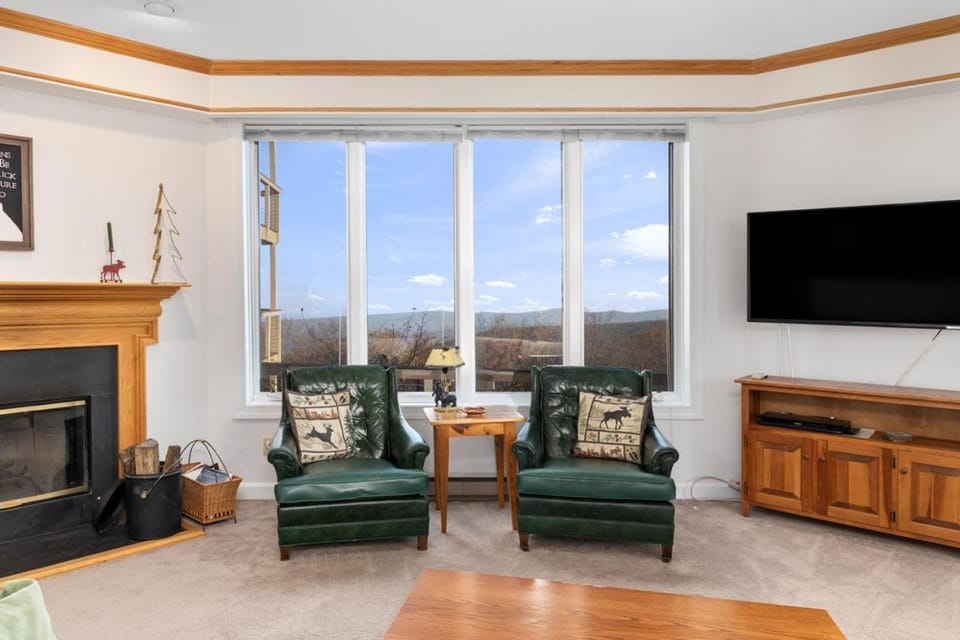 Highridge Court 19 with Wintergreen Advantage House in Nelson County