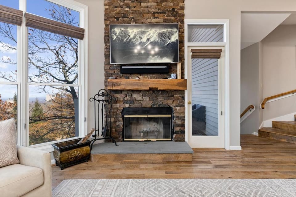 Shenandoah Ridge 02 with Wintergreen Advantage House in Nelson County