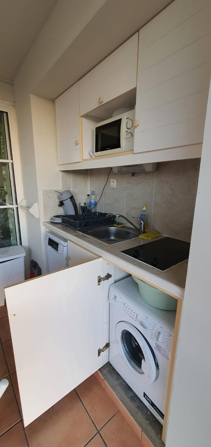 Kitchen or kitchenette, stove, washing machine