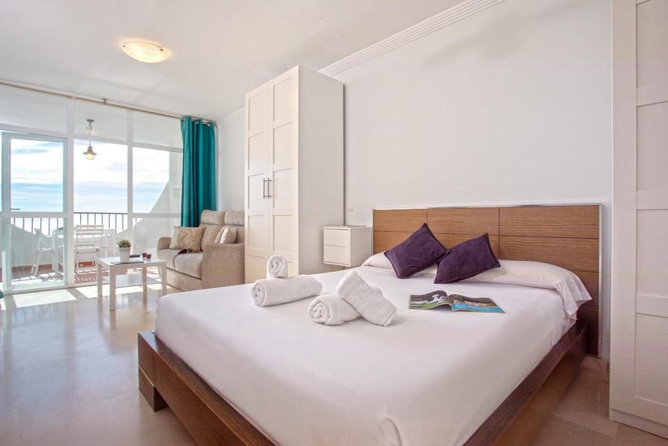 Bed, Living room, Photo of the whole room, Seating area, Bedroom, towels