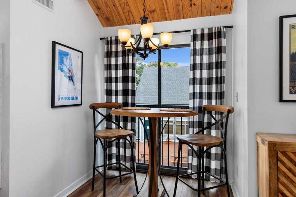 Mountain Inn Lodge 55 with Wintergreen Advantage House in Massies Mill