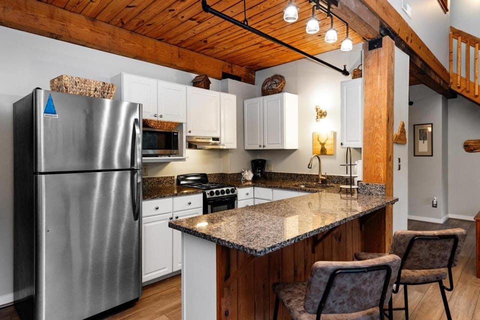 Kitchen or kitchenette, oven