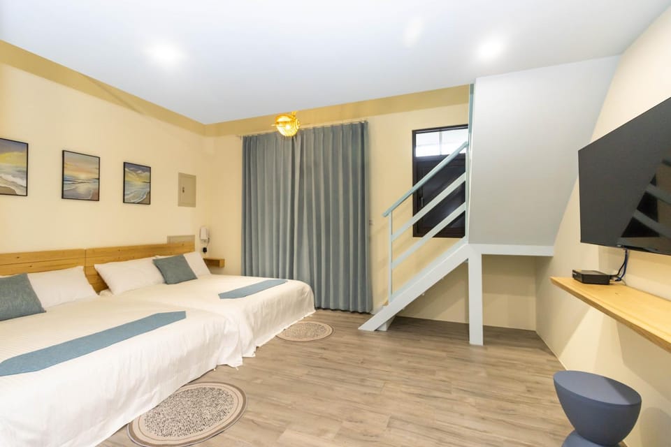 Bed, TV and multimedia, Photo of the whole room, Bedroom