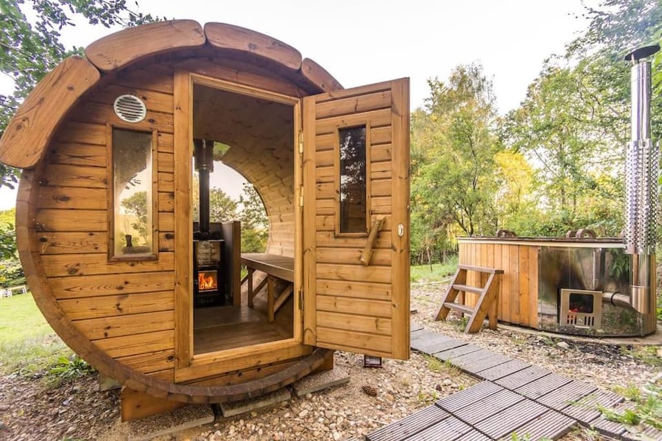 ENJOY COZY NEST View Hills Garden Forest Sauna Hottub Apartment in Saxony