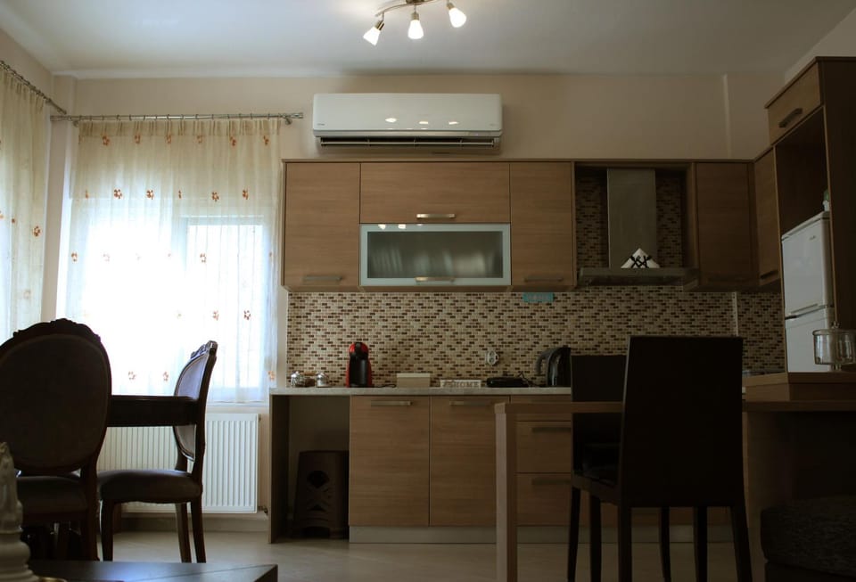 Kitchen or kitchenette, Living room, Seating area, Dining area, air conditioner