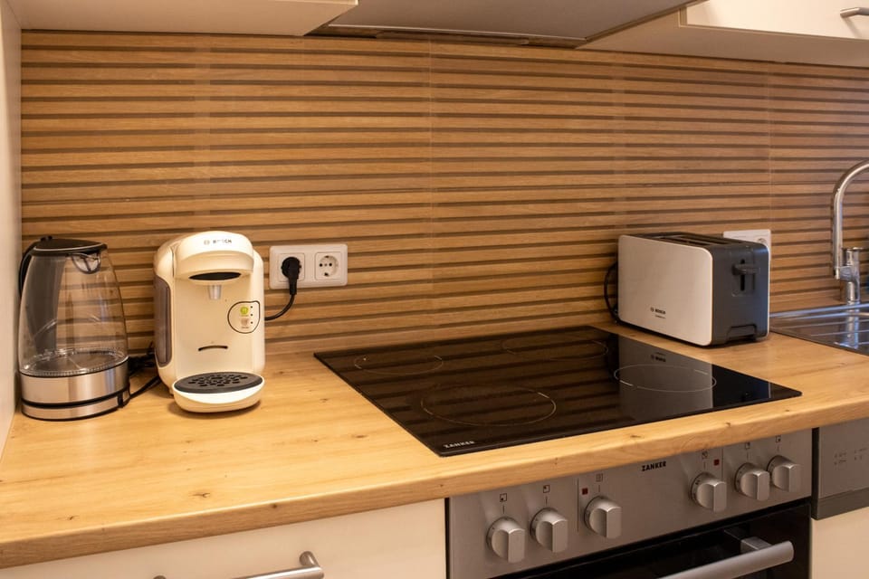 Coffee/tea facilities, Kitchen or kitchenette, stove, toaster