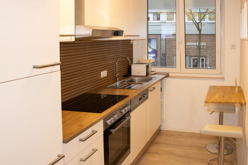 Coffee/tea facilities, Kitchen or kitchenette, dishwasher, oven, stove, toaster