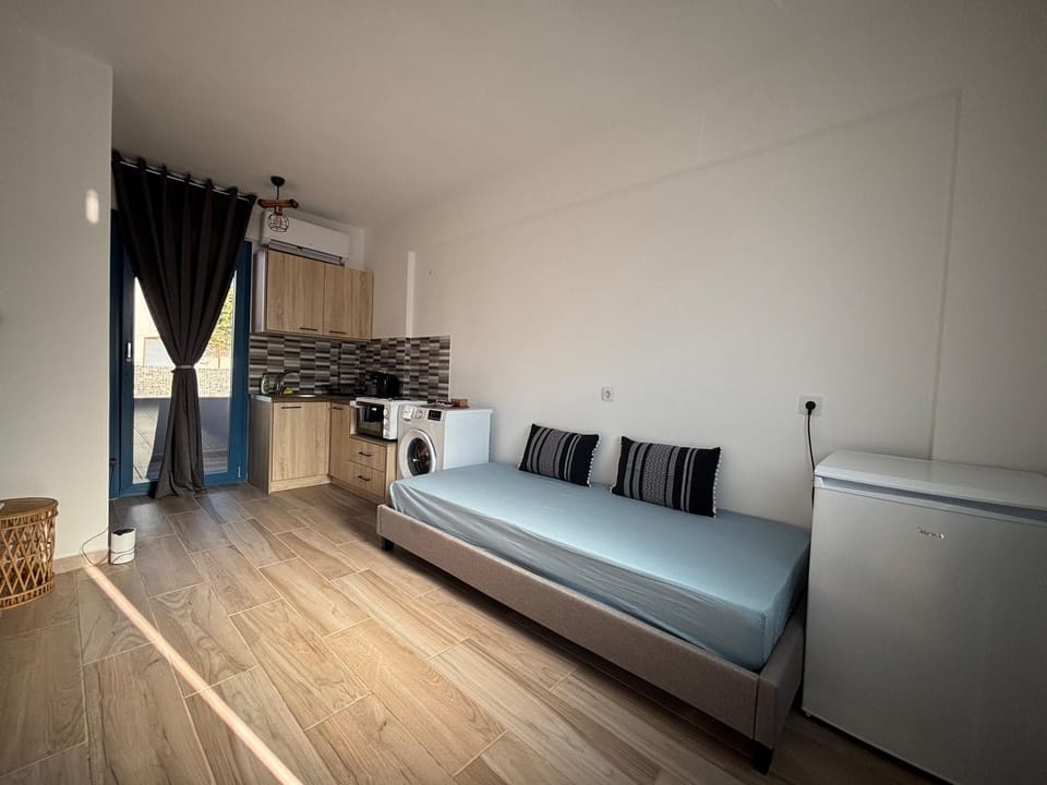 Kitchen or kitchenette, Seating area, Bedroom