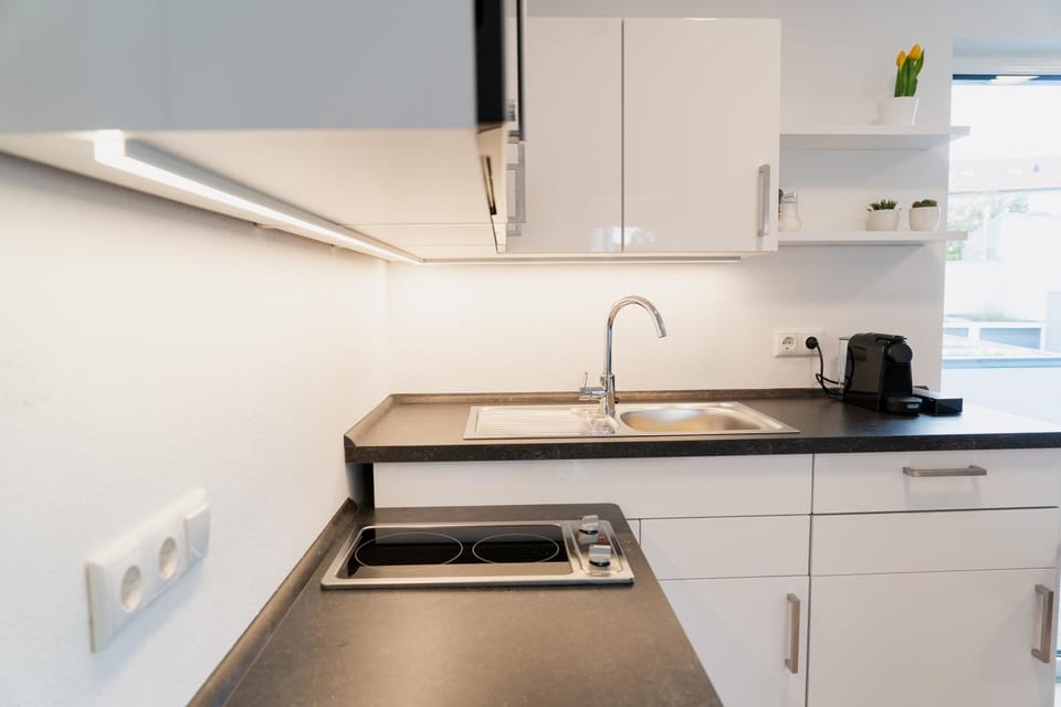 Coffee/tea facilities, Kitchen or kitchenette, stove