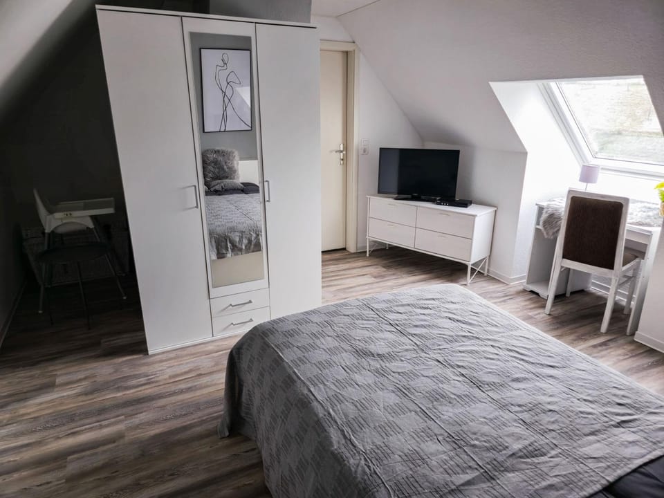 Bed, TV and multimedia, Photo of the whole room, Bedroom, wardrobe