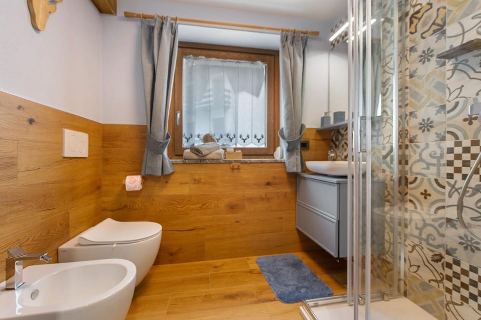 Bathroom, Living room
