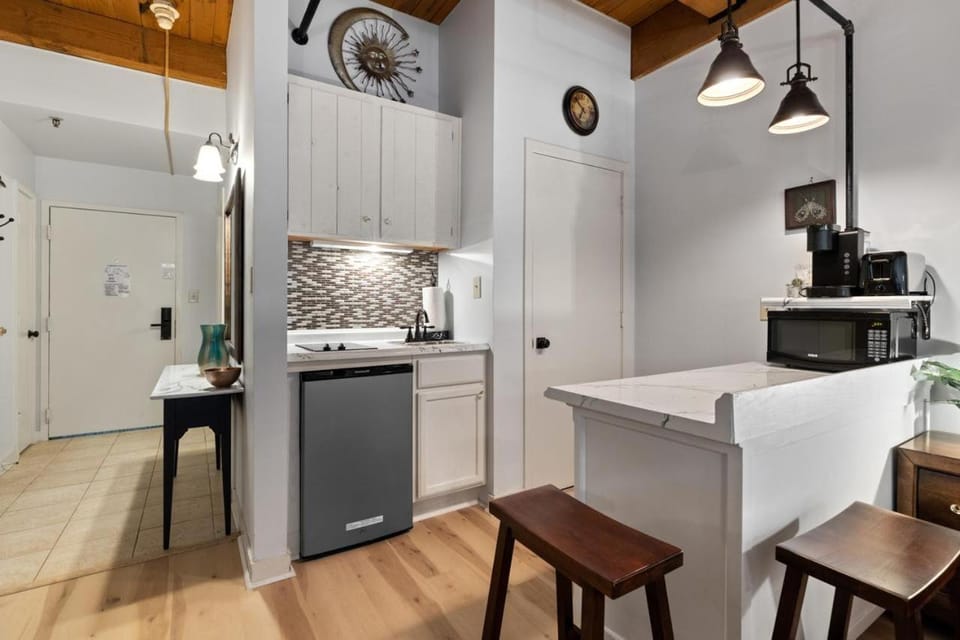 Mountain Inn Studio 95 with Wintergreen Advantage House in Massies Mill