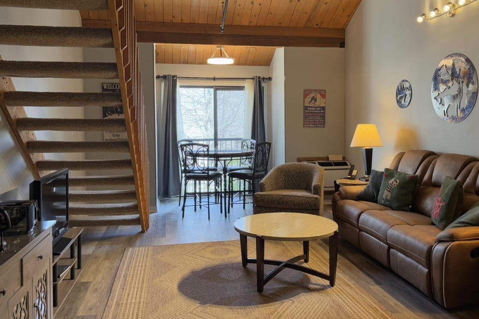 Mountain Inn Lodge 83 with Wintergreen Advantage House in Massies Mill