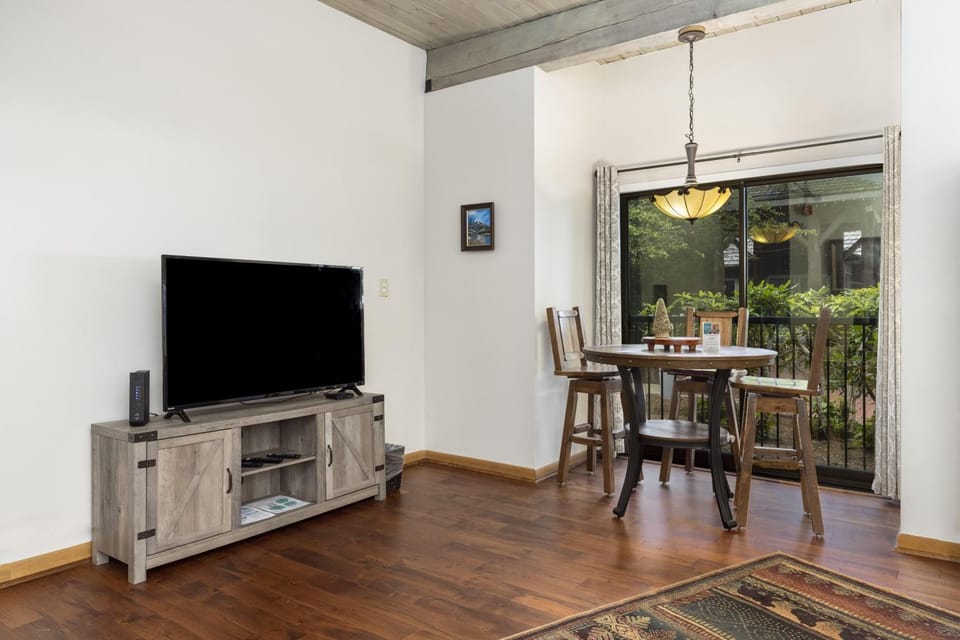 Mountain Inn Studio 91 with Wintergreen Advantage House in Massies Mill