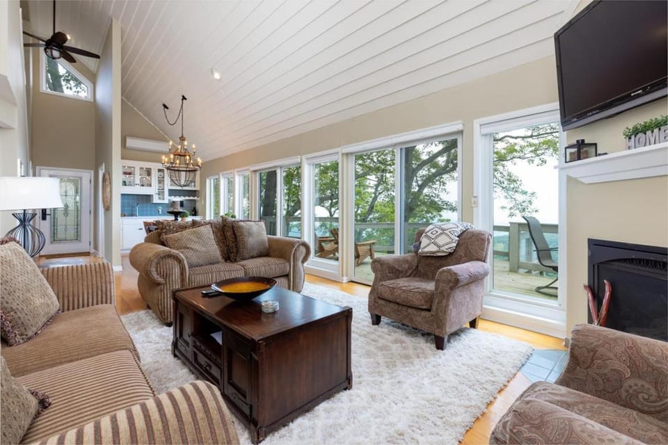 Above The Clouds with Wintergreen Advantage House in Massies Mill