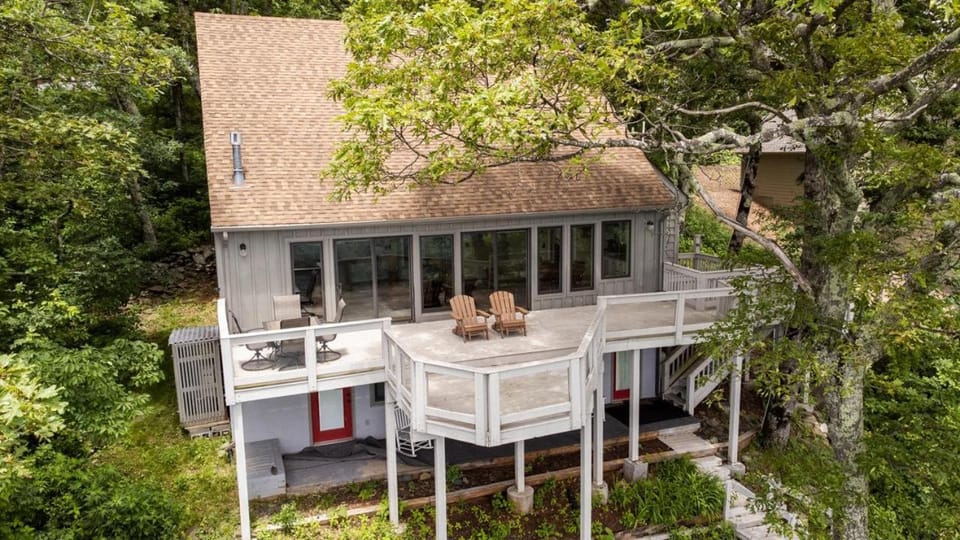 Above The Clouds with Wintergreen Advantage House in Massies Mill