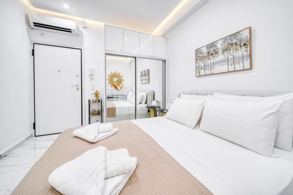 Bed, Living room, Bedroom, towels, air conditioner