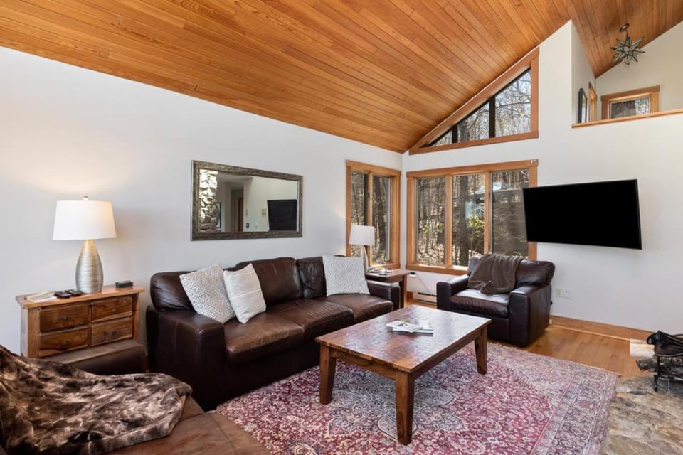 Nowhere Land with Wintergreen Advantage House in Nelson County