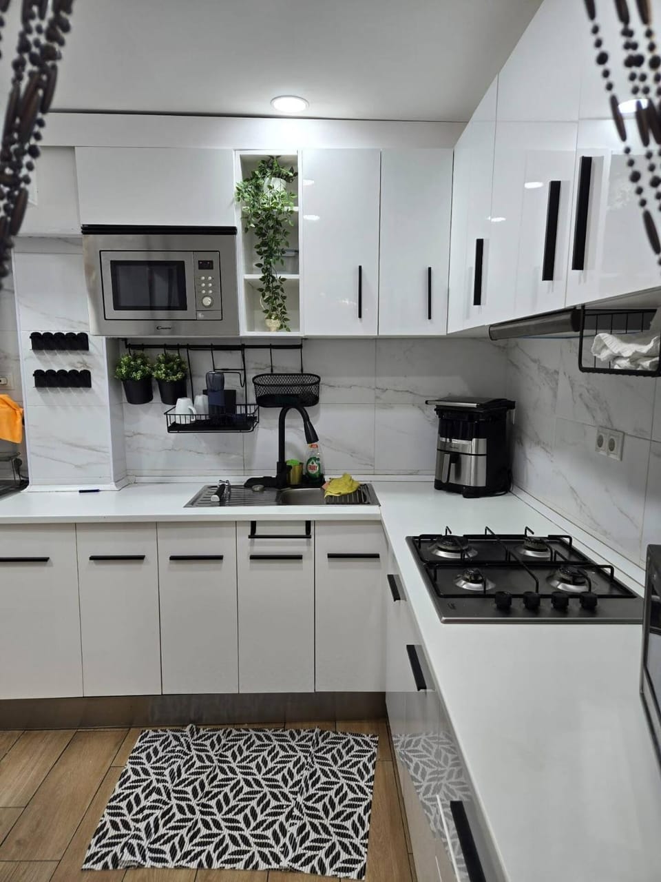 Coffee/tea facilities, Kitchen or kitchenette, stove