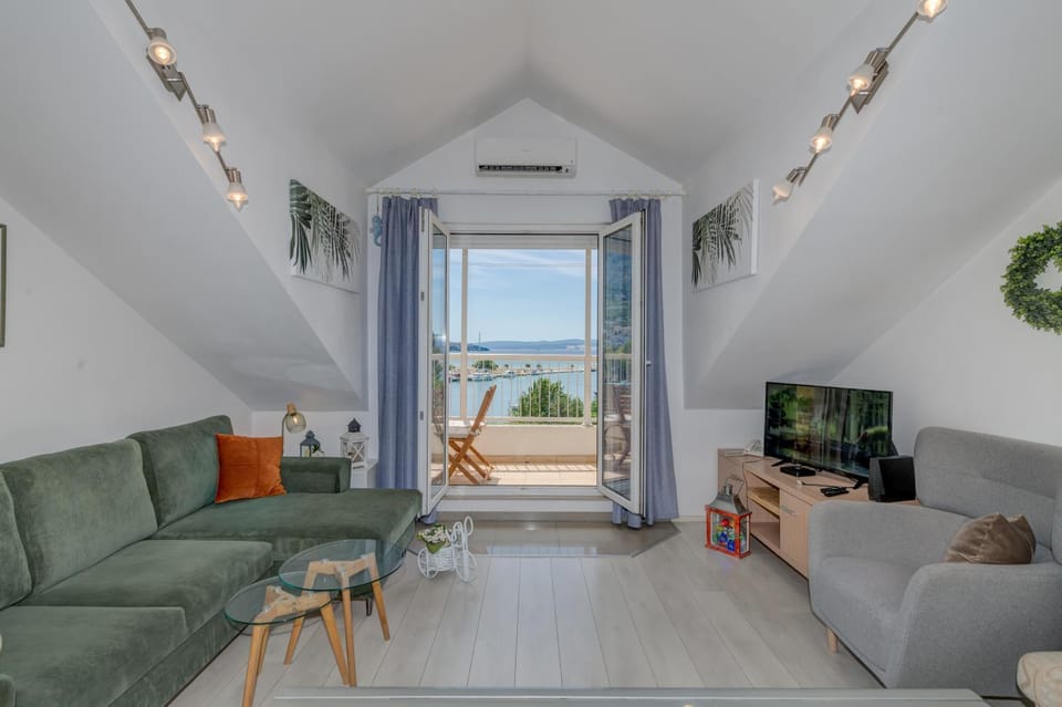 Communal lounge/ TV room, TV and multimedia, Living room, Seating area, Evening entertainment
