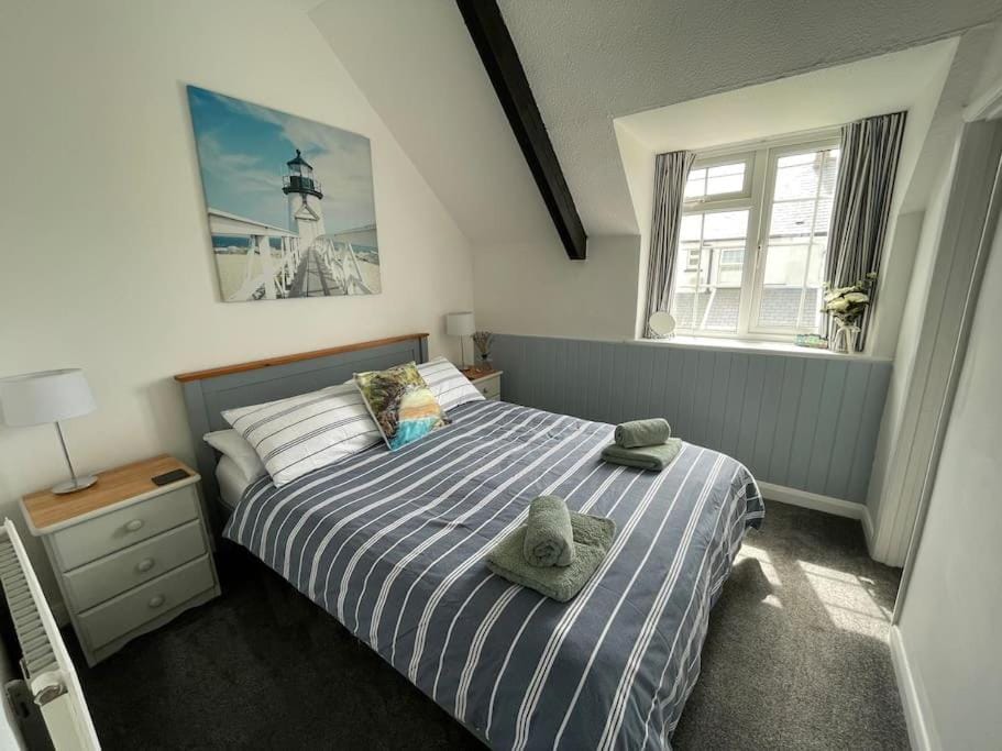 Photo of the whole room, Bedroom, towels