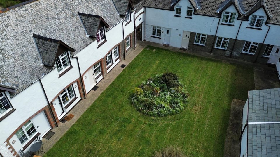 Property building, Spring, Day, Garden, Garden view