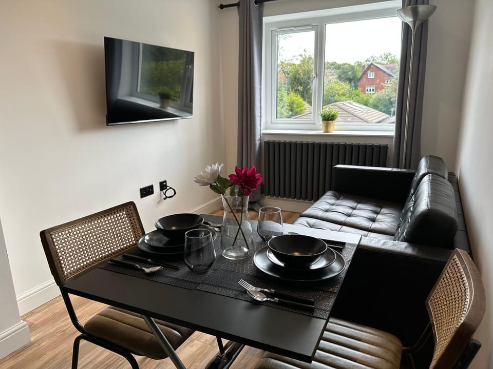 TV and multimedia, Living room, Seating area, Dining area