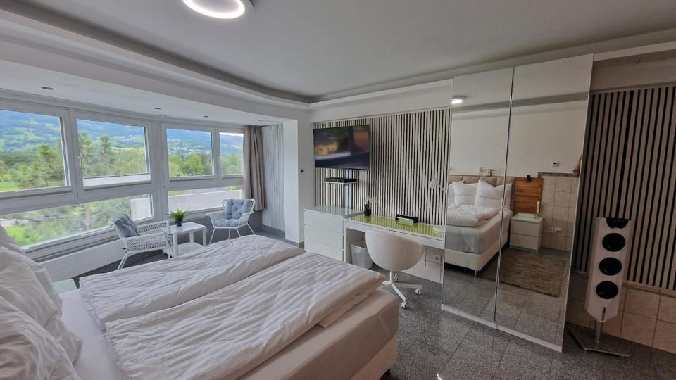 Bed, TV and multimedia, Photo of the whole room, Seating area, Bedroom