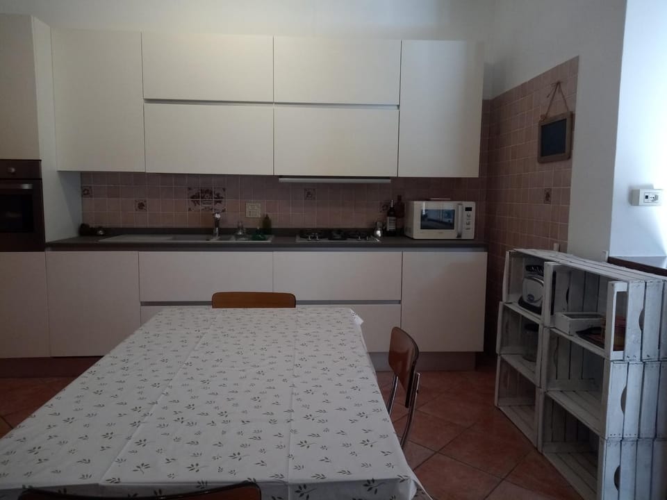 Kitchen or kitchenette, minibar, stove