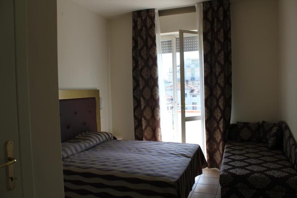 Day, Photo of the whole room