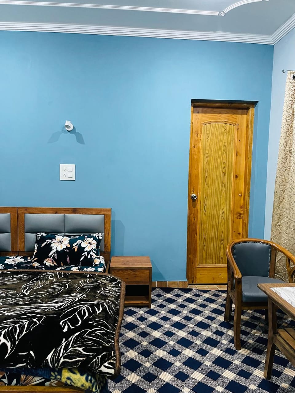 Bed, Photo of the whole room, Seating area, Bedroom