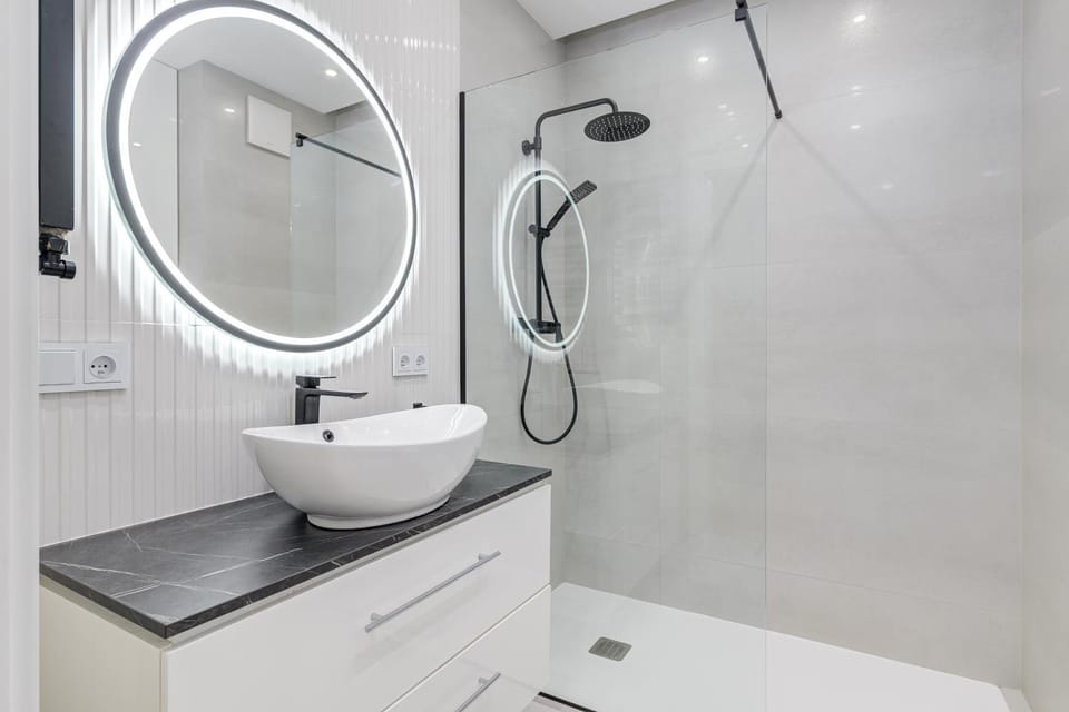 Shower, Bathroom, hair dryier