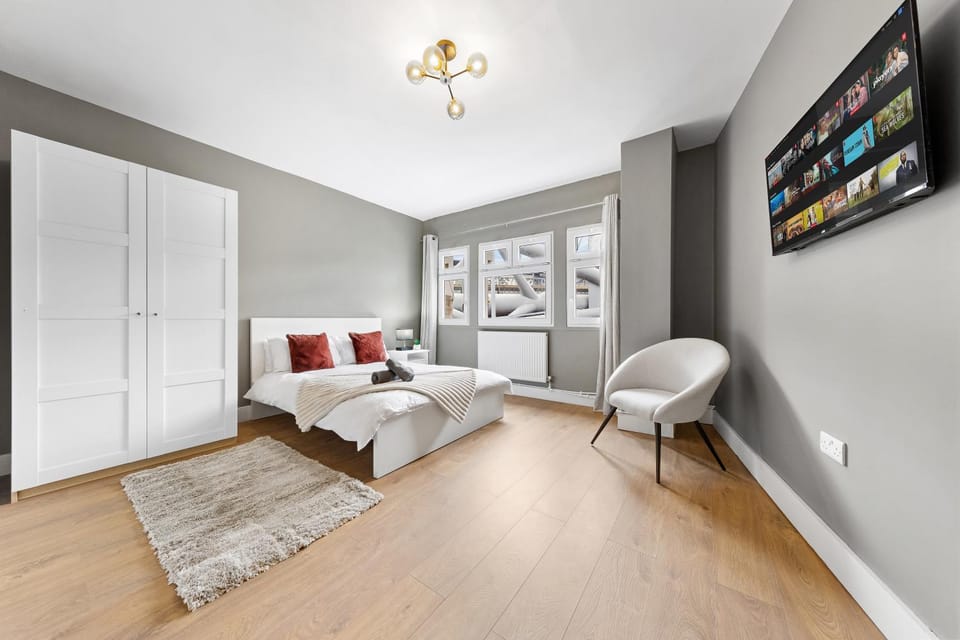 Bed, TV and multimedia, Seating area, Bedroom