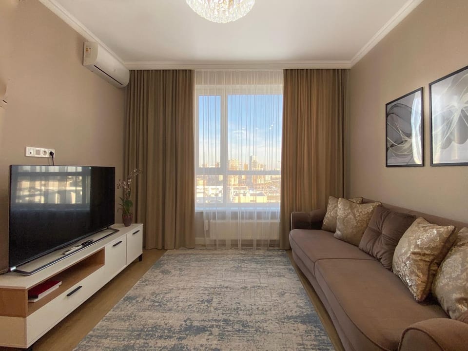 Communal lounge/ TV room, TV and multimedia, Living room, Seating area, air conditioner