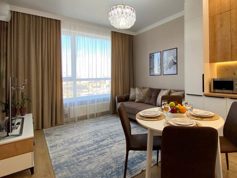 Kitchen or kitchenette, Living room, Seating area, Dining area