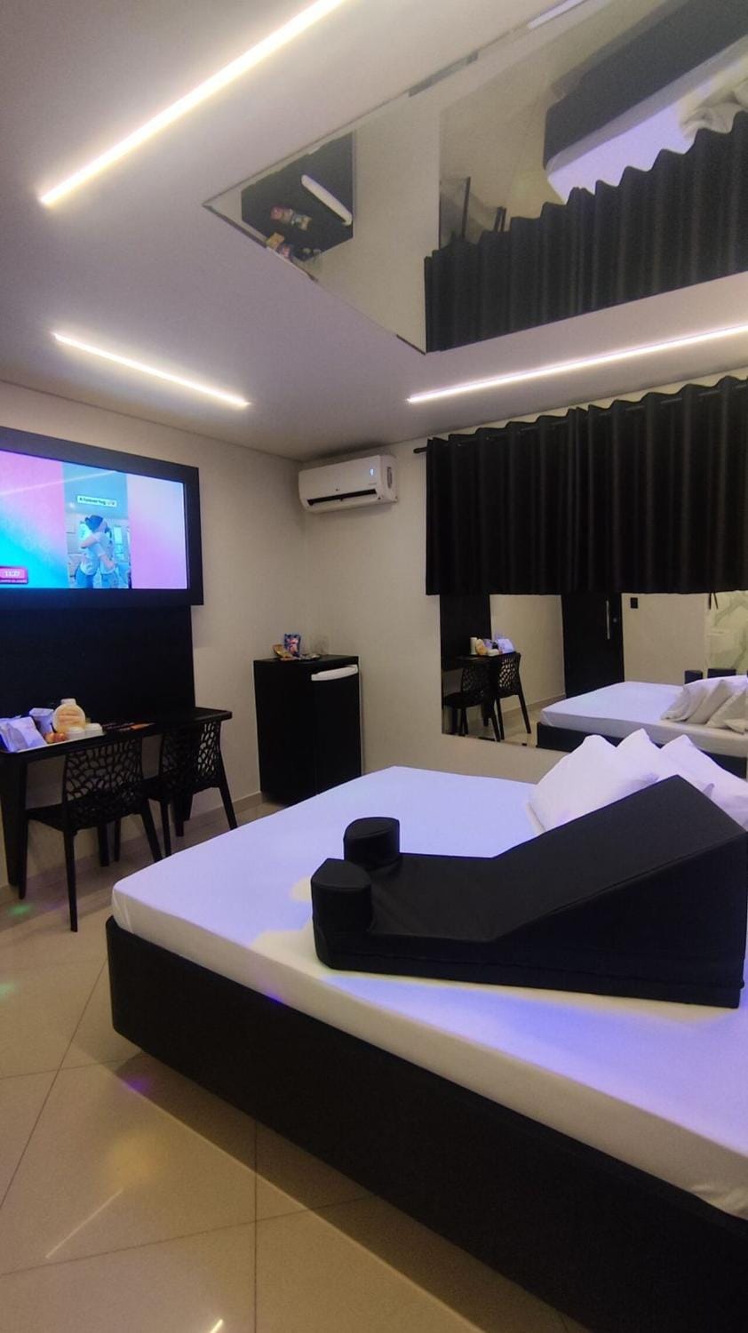 Bed, TV and multimedia, Photo of the whole room, Seating area, Dining area, Evening entertainment, Bedroom, minibar, towels, air conditioner
