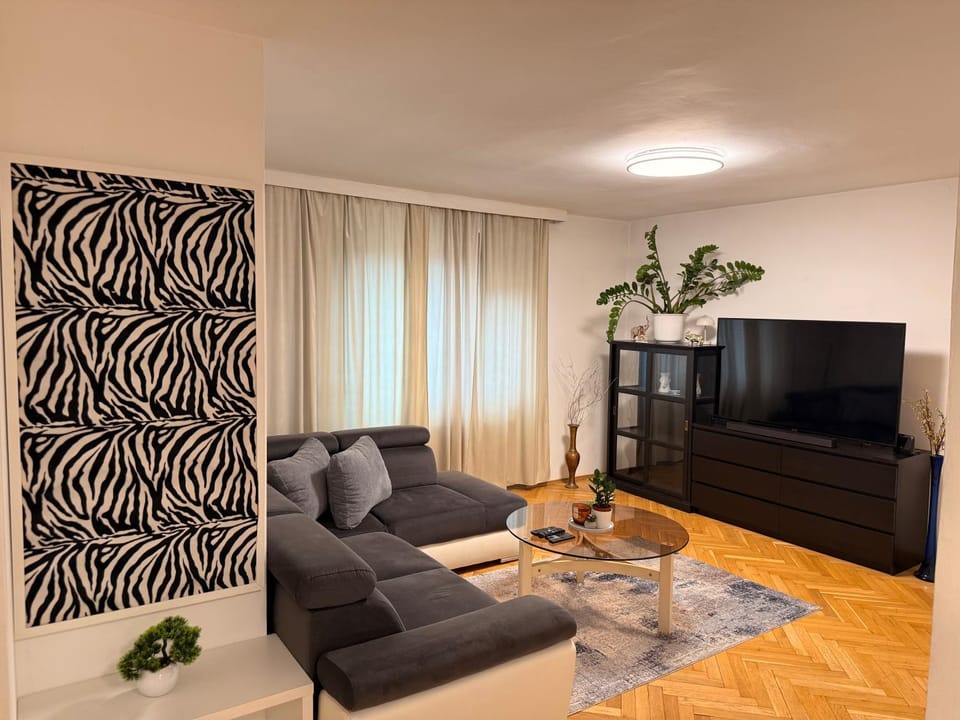 Communal lounge/ TV room, Living room, Seating area