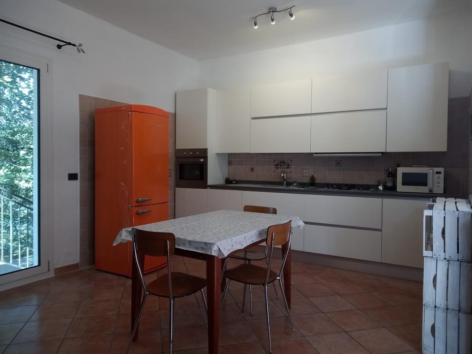 Kitchen or kitchenette, Dining area, minibar, stove