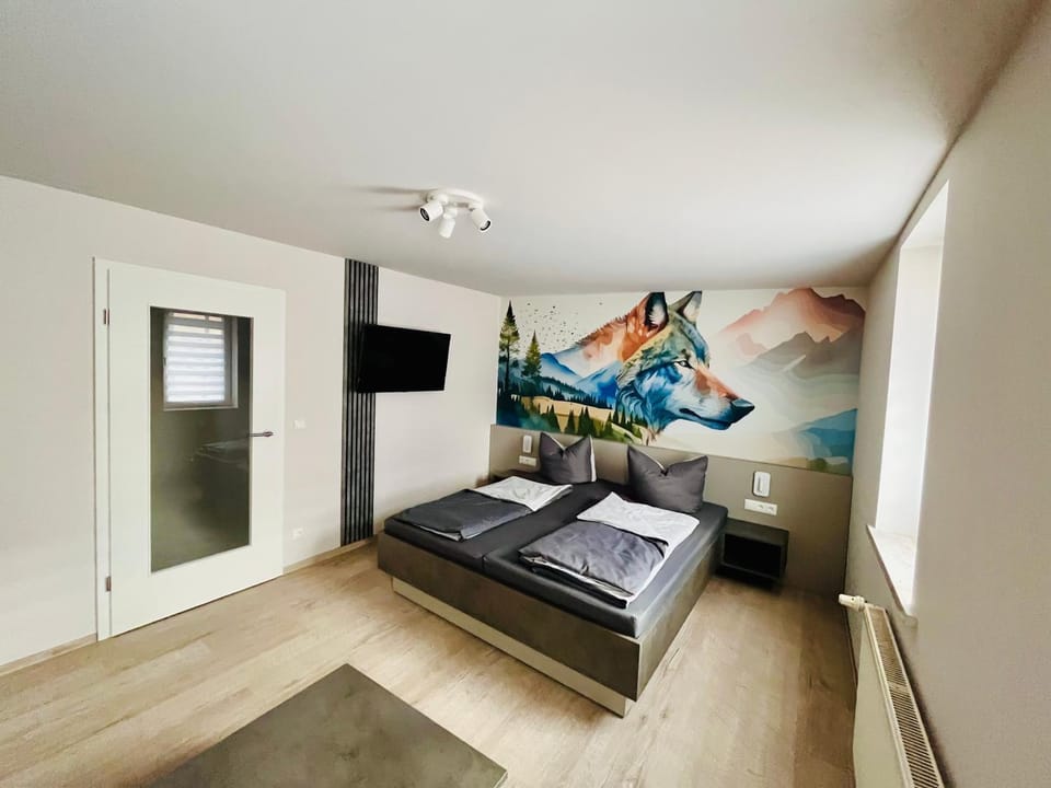 Bed, TV and multimedia, Photo of the whole room, Bedroom