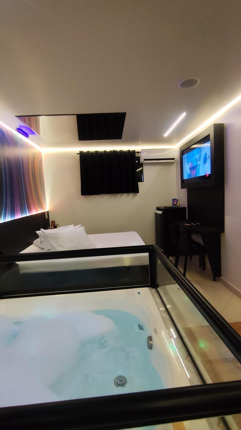 Bed, Hot Tub, Bathroom, TV and multimedia, Photo of the whole room, Evening entertainment, Bedroom