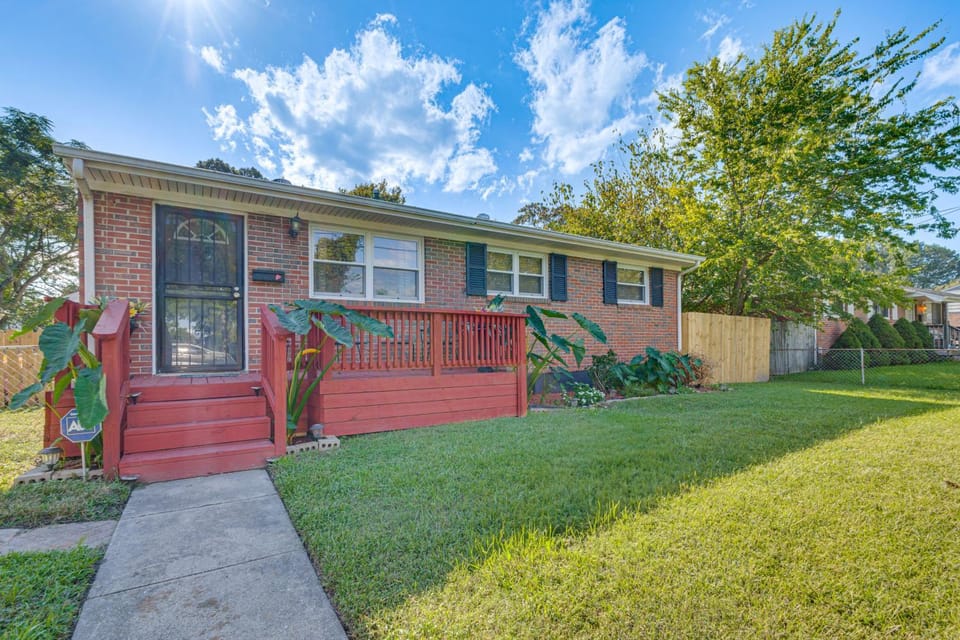 4 Mi to Dtwn: Home w/ Fenced Yard in Portsmouth! House in Portsmouth