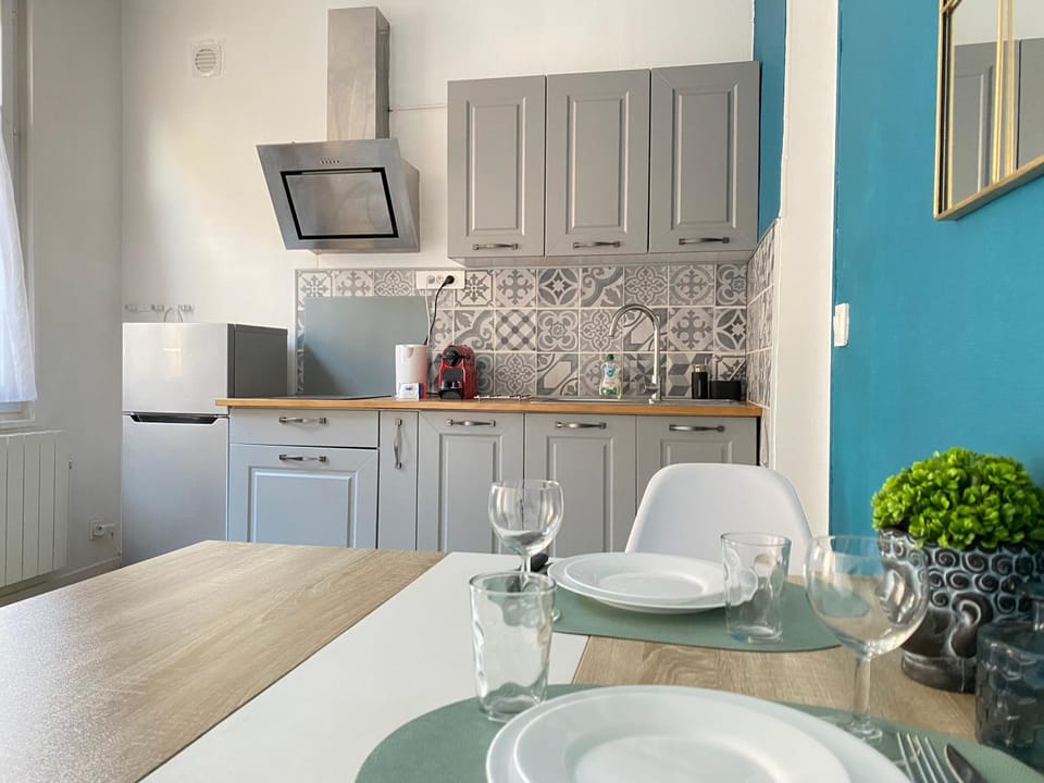 Kitchen or kitchenette, Meals, stove