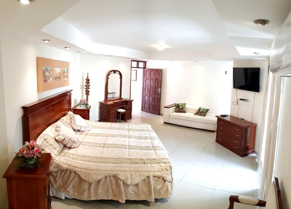 Bed, TV and multimedia, Photo of the whole room