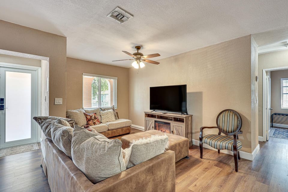 11 Mi to South Beach: Home w/ Screened Porch! House in Miami
