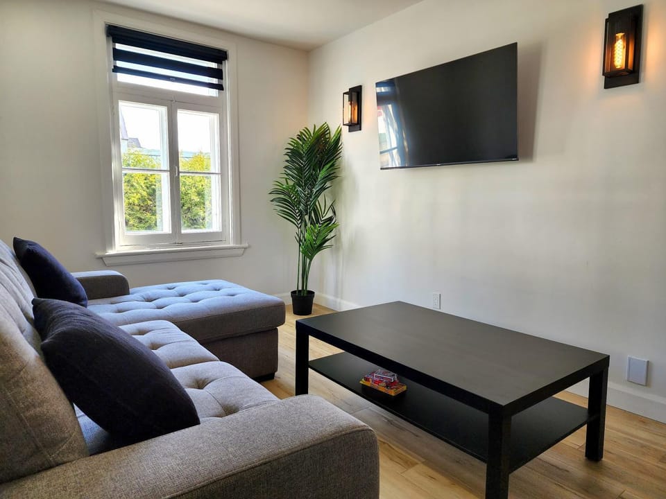 5Min to Falls Historic RiverView Apartment in Quebec City