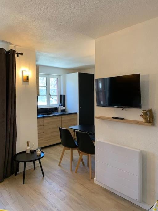 TV and multimedia, Kitchen or kitchenette, Living room, Seating area, Dining area