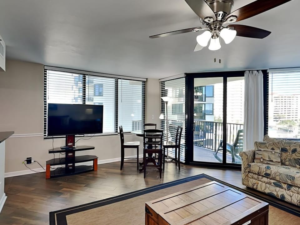 TV and multimedia, Balcony/Terrace, Living room, Seating area, City view, furniture